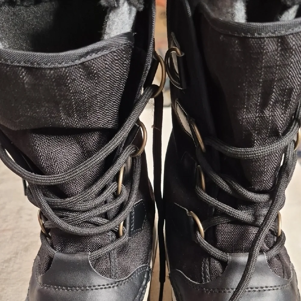 Sorel Black and Cream Rubber Back-Panel Winter Boots Size 10